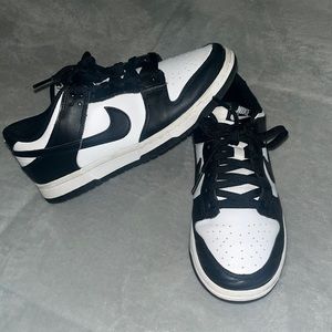 Black and white Nike dunks, women’s 7